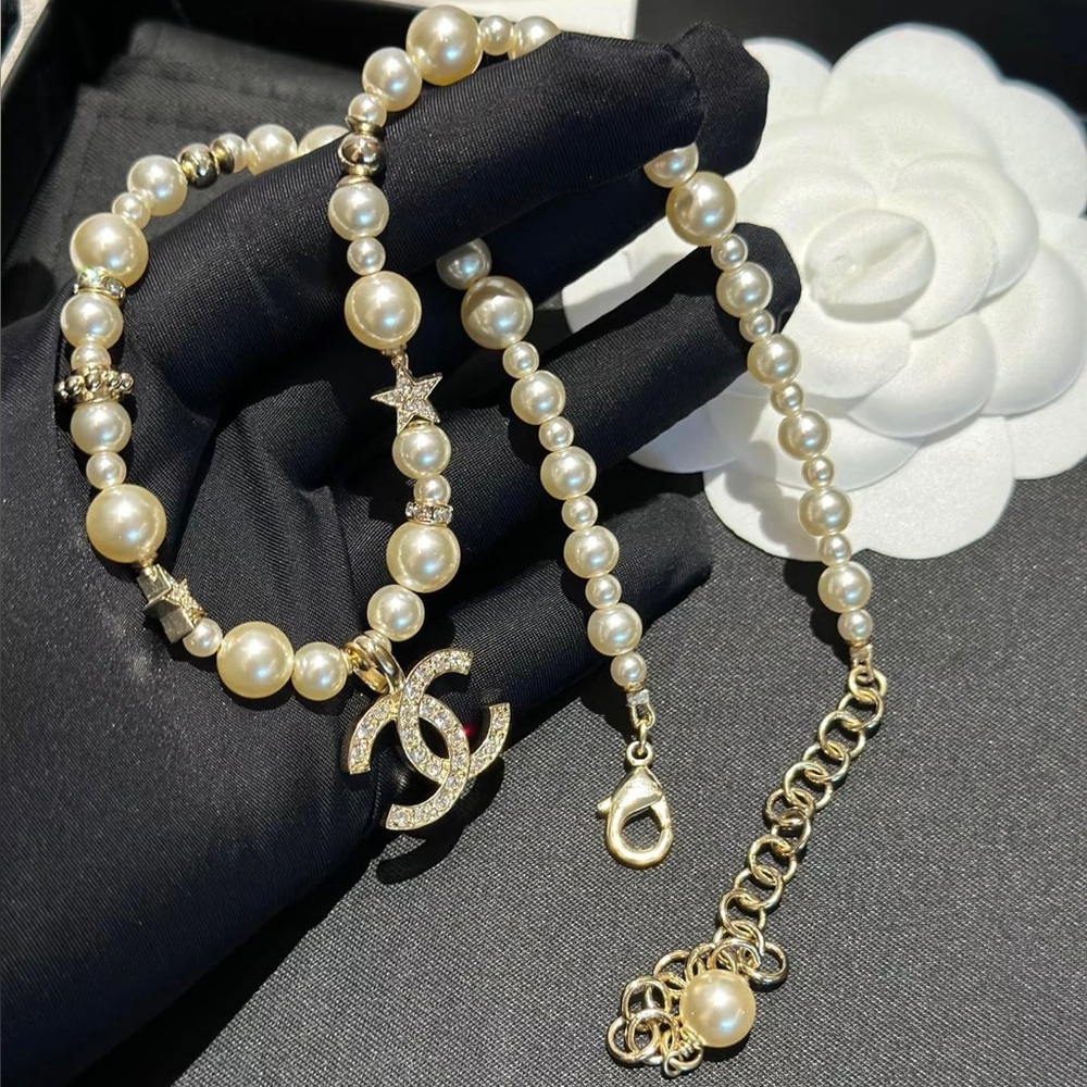Elegant CHANEL necklace with lustrous pearls